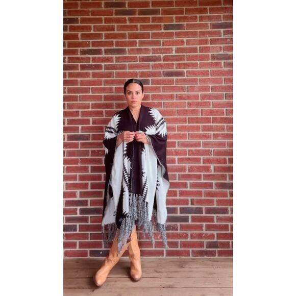 Pendleton Black and White Poncho with Fringe - One Size - Picture 4 of 9